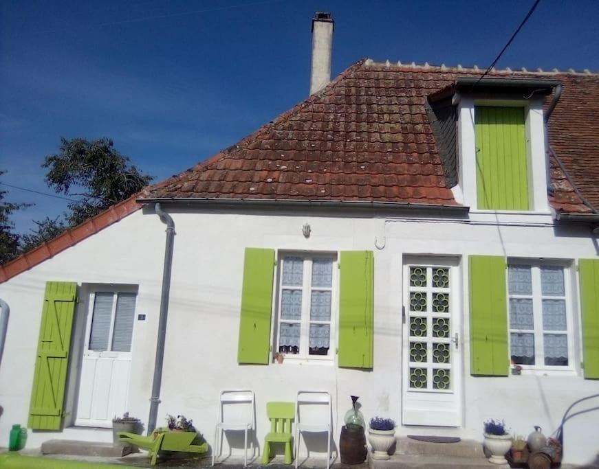 Maison Face A L'Etang Precy Exterior photo